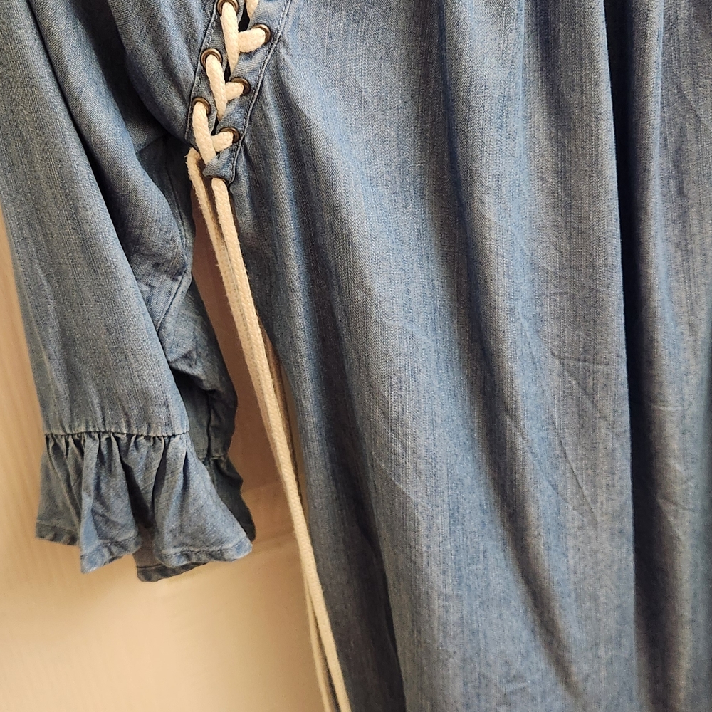 Chic Blue Blouse with White Detailing - Picture 3 of 5